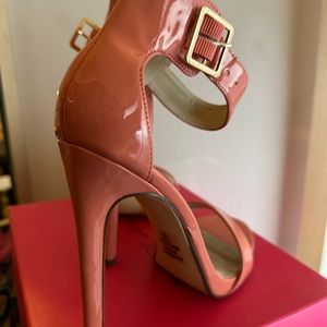 Cute heel sandal size 8